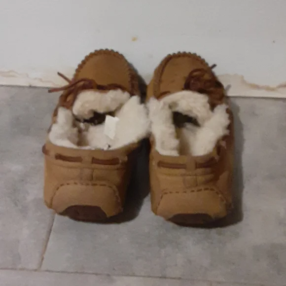 UGG  slipper  size  8 women - Picture 3 of 6